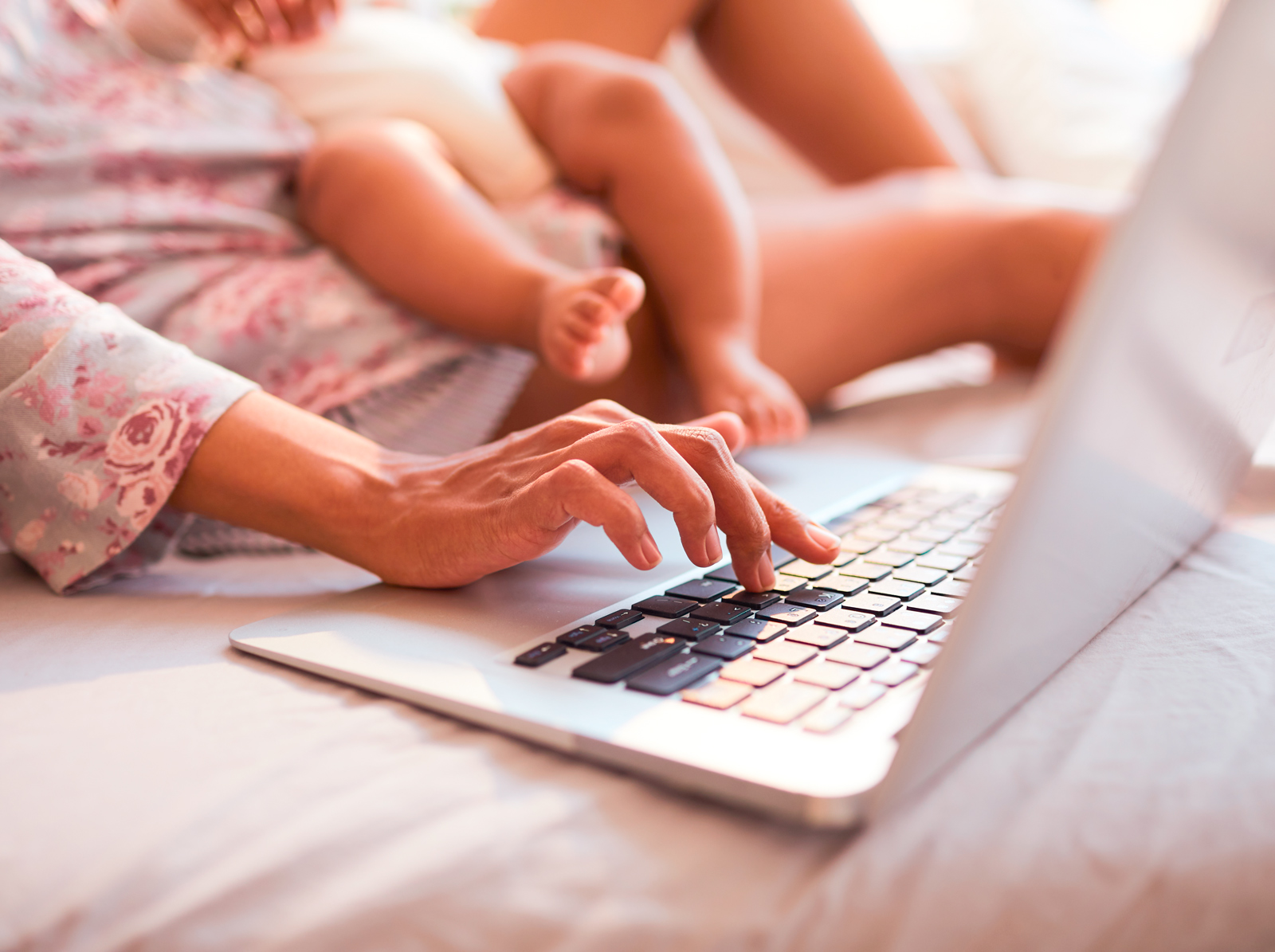 Eine Frau mit Baby am Laptop ©istock/SeventyFour