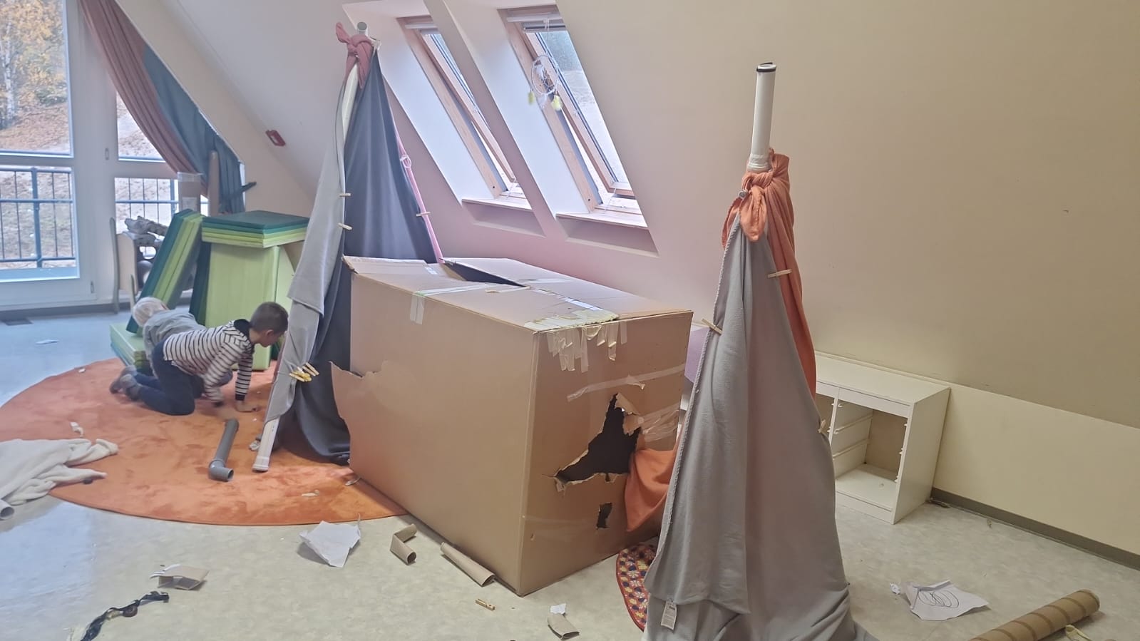 Bude bauen in der spielzeugfreien Zeit im Kinderhaus Lütte mit Kartons